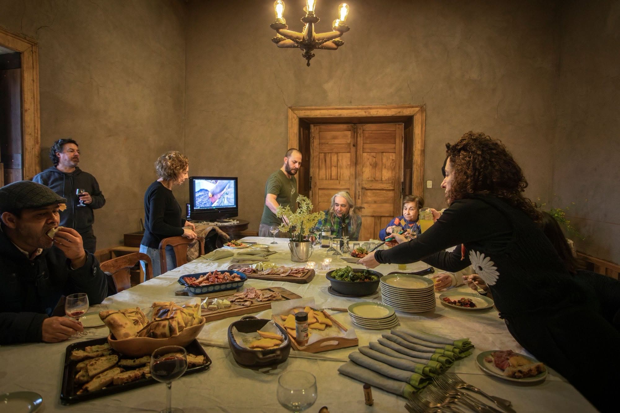 Almuerzo maridado en el comedor de la casona