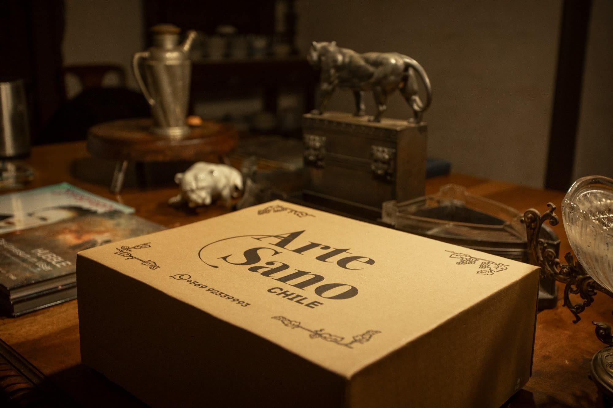 Caja artesanal ArteSano sobre mesa antigua